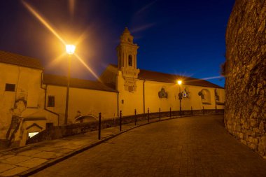 Eski Imperia kasabasında gece sahnesi, İtalyan Riviera 'sında deniz kenti.