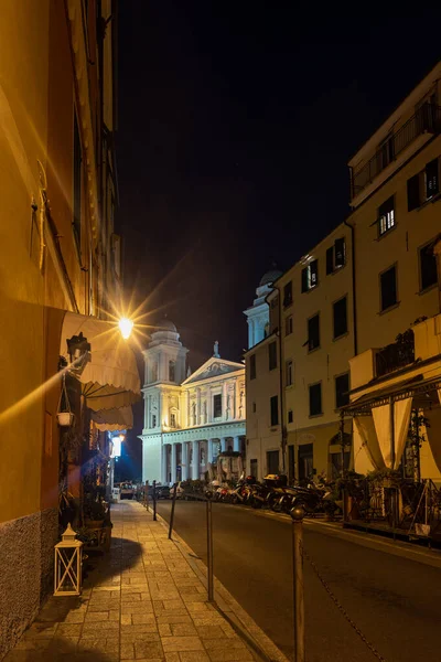 意大利里维拉海滨城市Imperia老城的夜景 — 图库照片
