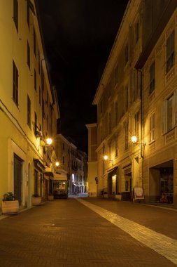 Imperia, İtalya - 15 Şubat 2020: İtalyan Rivierası kıyısındaki eski Imperia kasabasında gece sahnesi