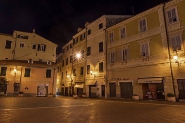 Imperia, İtalya - 15 Şubat 2020: İtalyan Rivierası kıyısındaki eski Imperia kasabasında gece sahnesi