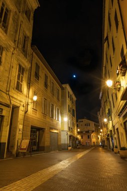 Imperia, İtalya - 15 Şubat 2020: İtalyan Rivierası kıyısındaki eski Imperia kasabasında gece sahnesi