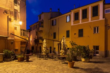 Liguria bölgesindeki Imperia eski kasabasındaki tipik İtalyan dar sokağına bak