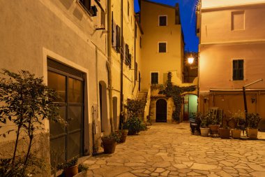 Liguria bölgesindeki Imperia eski kasabasındaki tipik İtalyan dar sokağına bak