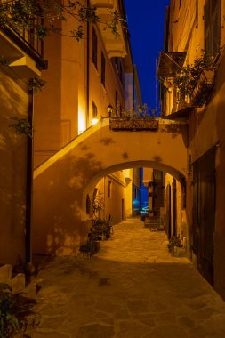 Liguria bölgesindeki Imperia eski kasabasındaki tipik İtalyan dar sokağına bak
