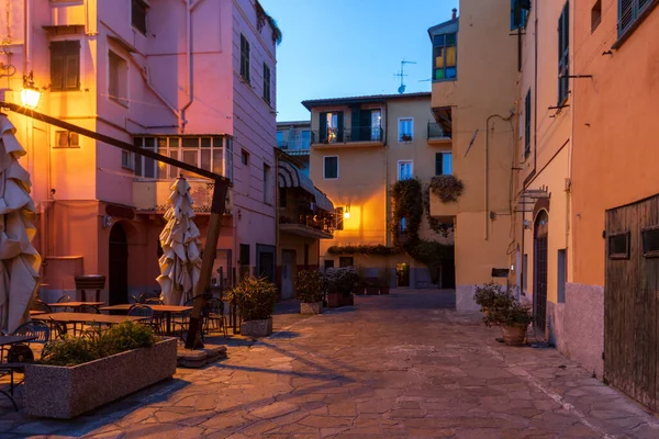 利古里亚地区Imperia古城典型的意大利窄街景观 — 图库照片