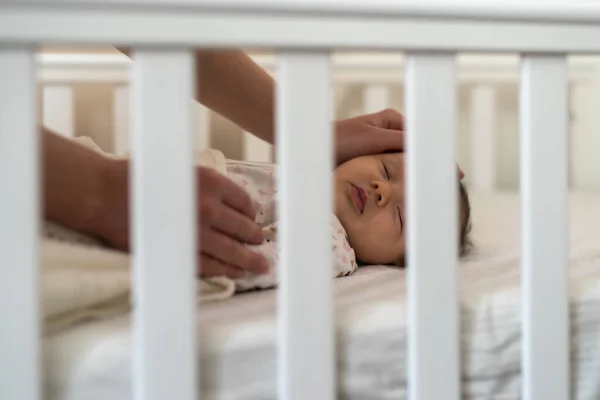 Preciosa Niña Recién Nacida Durmiendo Cama Vista Través Bares Cuna — Foto de Stock