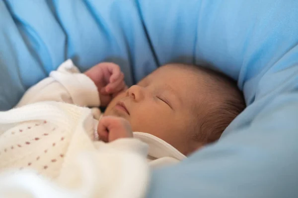 Bebé Recién Nacido Dormido Solo Tiene Días Desde Nacimiento — Foto de Stock