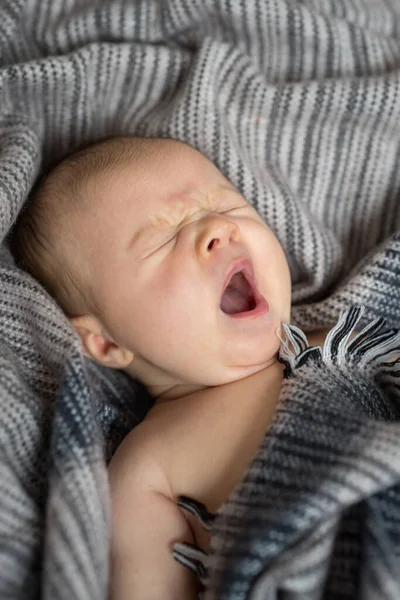 かわいいです赤ん坊女の子Yawningのクローズアップ — ストック写真