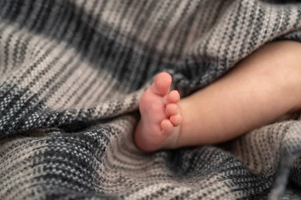新生児の女の子の足 クローズアップ — ストック写真