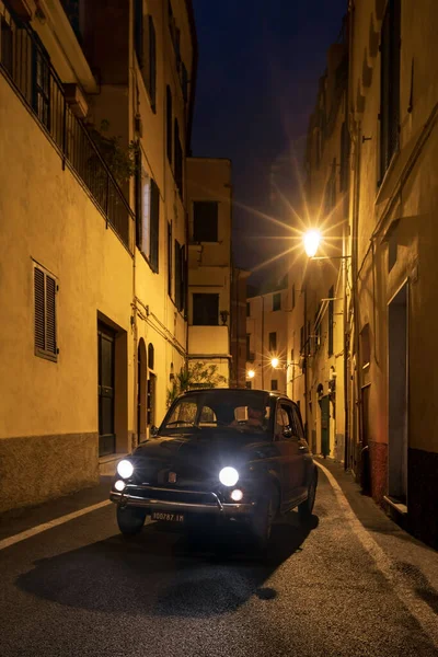 意大利Imperia 2020年2月23日 菲亚特500经典汽车夜间在Imperia古城的一条路上巡航 — 图库照片