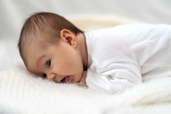 Una Niña Caucásica Semanas Sonríe Mientras Acuesta Edredón Mullido Una — Foto de Stock