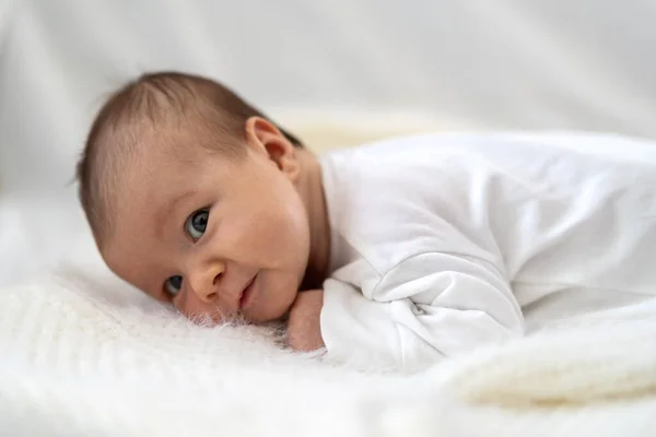 Una Niña Caucásica Semanas Sonríe Mientras Acuesta Edredón Mullido Una — Foto de Stock