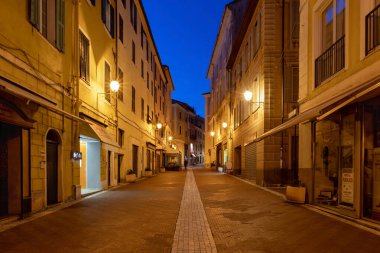 Imperia, İtalya - 15 Mart 2020: İtalyan Rivierası kıyısındaki eski Imperia kasabasında gece sahnesi