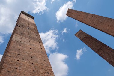 İtalya 'nın Lombardiya bölgesindeki eski Pavia kasabasındaki ortaçağ kuleleri