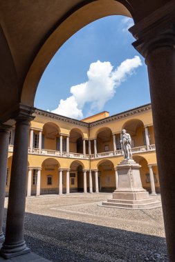 Pavia, İtalya - 9 Mayıs 2018: Pavia Üniversitesi Genel Merkezi Avlusu, 1361 yılında kurulan bir İtalyan devlet üniversitesi. Dünyanın en eskilerindendir.