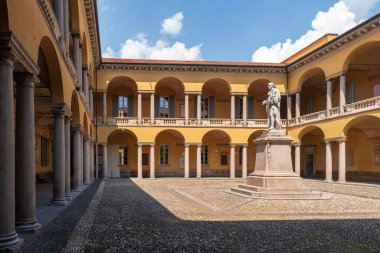 Pavia, İtalya - 9 Mayıs 2018: Pavia Üniversitesi Genel Merkezi Avlusu, 1361 yılında kurulan bir İtalyan devlet üniversitesi. Dünyanın en eskilerindendir.