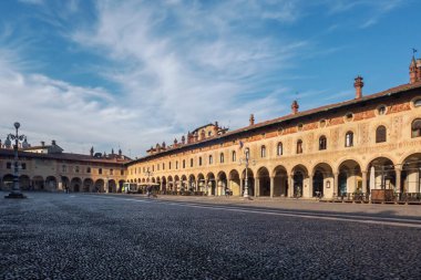 Vigevano, İtalya - 17 Ocak 2020: Pavia, Lombardy bölgesindeki Vigevano 'daki Ducale Meydanı