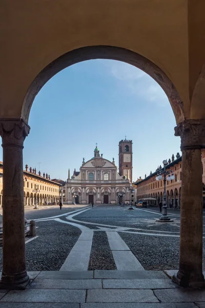 意大利维杰瓦诺 2020年1月17日 伦巴第地区帕维亚省维杰瓦诺老城的Ducale广场景观 — 图库照片