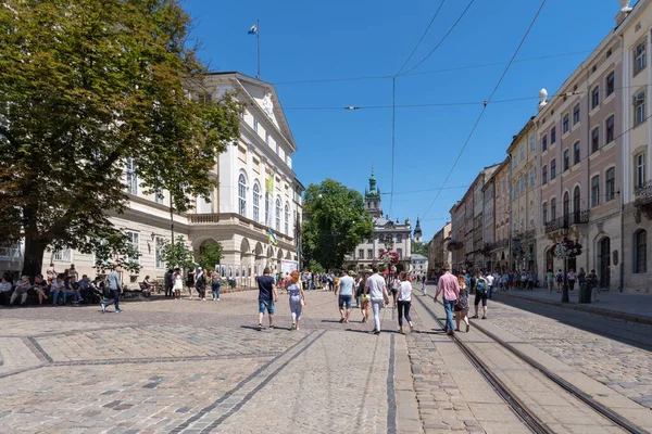 Lviv ウクライナ 2018年5月29日 旧市街の通りに沿って表示Livivは ウクライナ西部で最大の都市です — ストック写真