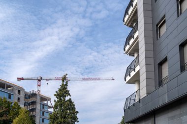 Vinçli inşaat alanı. İnşaat halindeki apartman