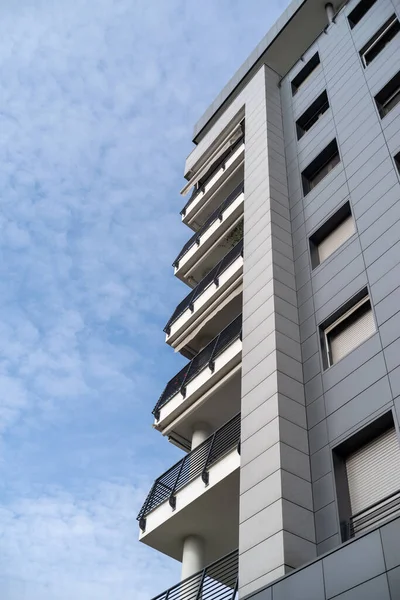 Moderne Eigentumswohnung Gebäude Niedrigen Winkel Blick — Stockfoto