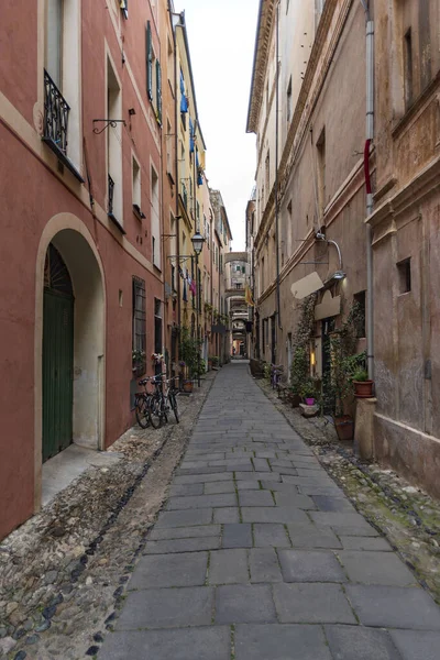 Blick Entlang Einer Engen Straße Mittelalterlichen Dorf Finalborgo Der Provinz — Stockfoto