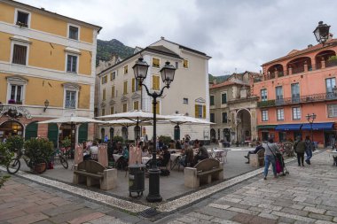 Finale Ligure, İtalya - 24 Nisan 2018: Liguria bölgesinin Savona ilindeki Ortaçağ köyü Finalborgo 'da Garibaldi Meydanı