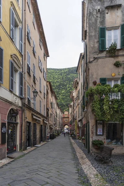 Finale Ligure Itália Abril 2018 Vista Longo Rua Estreita Vila — Fotografia de Stock