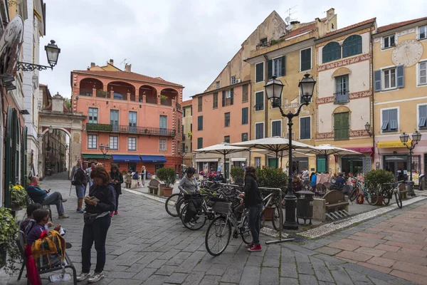 Finale Ligure Italia Abril 2018 Ver Plaza Garibaldi Pueblo Medieval —  Fotos de Stock