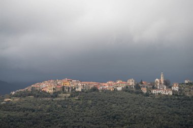 Dağlar yoğun sis ile kaplı, Torria, Imperia ili, Liguria bölgesi, kuzey batı İtalya