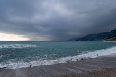 Kışın, yumuşak güneş ışığında denizin üzerinde bulutlar, Varigotti, Liguria, İtalya