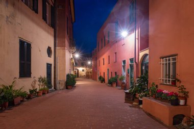 İtalya 'nın Liguria bölgesindeki Varigotti sahil kasabasında gece manzarası ve turizm beldesi