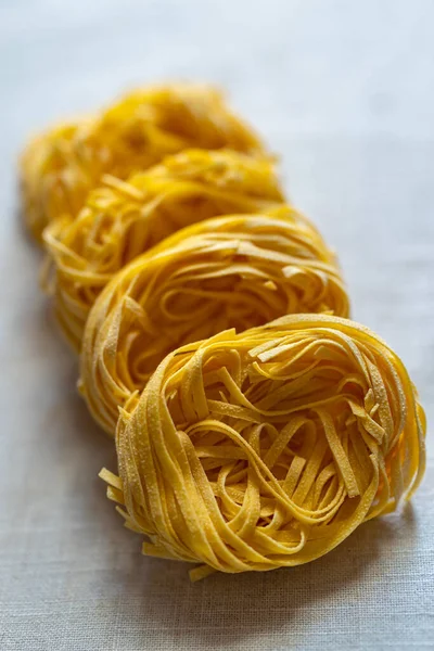 Традиционный Итальянский Сырой Макароны Tagliatelle Селективное Изображение Фокуса — стоковое фото