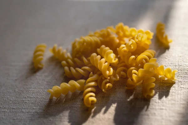 Masada Pişmemiş Fusilli Makarna — Stok fotoğraf