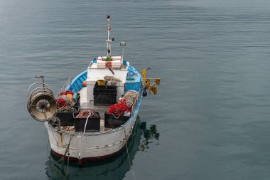 Büyük açılı balıkçı teknesi Imperia, Liguria, İtalya 'nın küçük limanında demirlemiş.