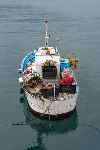 Высокий Угол Обзора Рыболовного Судна Пришвартовано Небольшом Порту Империи Лигурия — стоковое фото