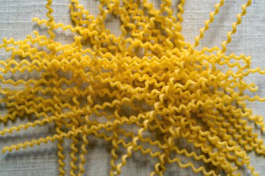 İtalyan pişmemiş Fusilli Lunghi Bucati.