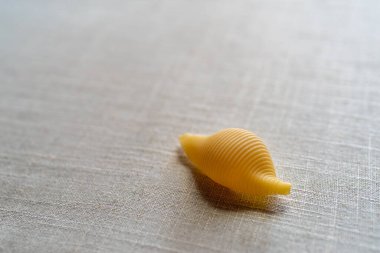 Conchiglie makarnası masaya yakın çekim