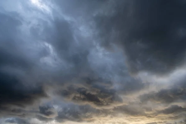 Niedriger Blickwinkel Auf Wolken Himmel Bei Sonnenuntergang — Stockfoto