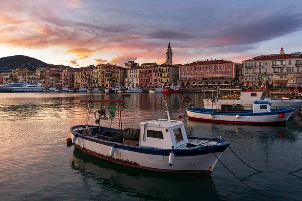 イタリア 夕方にOnegliaの漁船と古代の港 — ストック写真
