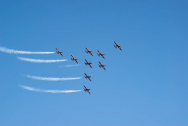 Imperia, İtalya - 15 Eylül 2012: İtalya 'nın Liguria bölgesindeki gösterilerinden birinde İtalyan Hava Kuvvetleri' nin akrobatik gösteri ekibi olan Frecce Tricolori