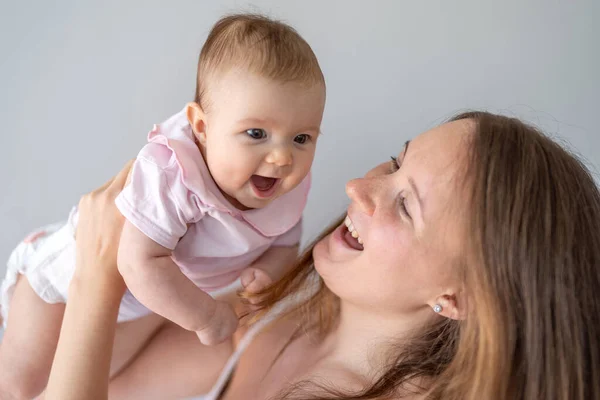 Madre Cariñosa Sosteniendo Hermosa Bebé Niña —  Fotos de Stock