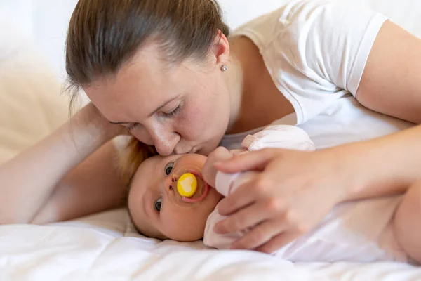 Moeder Baby Meisje Ontspannen Thuis Liggend Bed Samen — Stockfoto