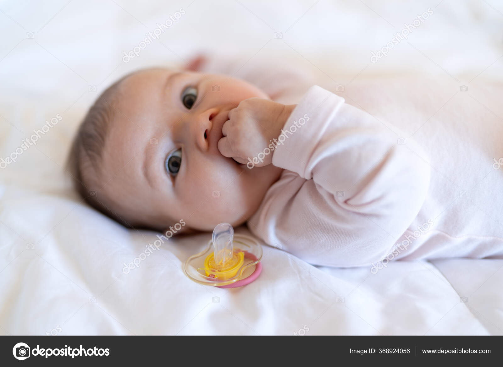 Gros Plan Bebe Fille Dans Lit Sucer Poing Image Libre De Droit Par Surkovdimitri C