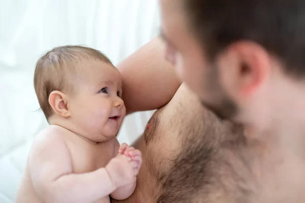 Père Tenant Bébé Fille Mois — Photo