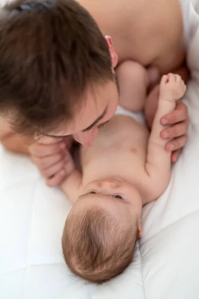 Father Bonding His Baby Girl While Both Resting Bed — Stock Photo, Image