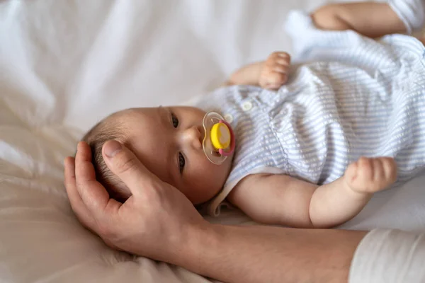 Bebê Menina Sendo Amorosamente Realizada Pelo Pai — Fotografia de Stock