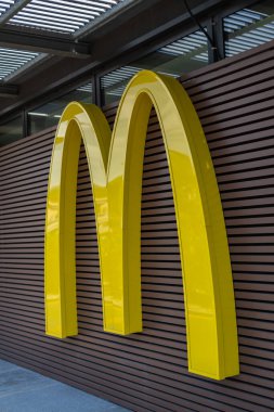 Imperia, İtalya - 5 Mayıs 2020: Imperia, Liguria bölgesinde McDonald 's fast food restoran logosu görüldü
