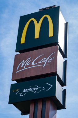 Imperia, İtalya - 5 Mayıs 2020: McDonald 's ve McCafe logoları Imperia, İtalya' daki fast-food hamburger restoranının önünde.