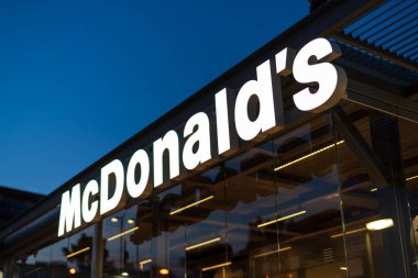 Imperia, İtalya - 7 Mayıs 2020: Imperia, Liguria bölgesinde McDonald 's fast food restoran logosu görüldü
